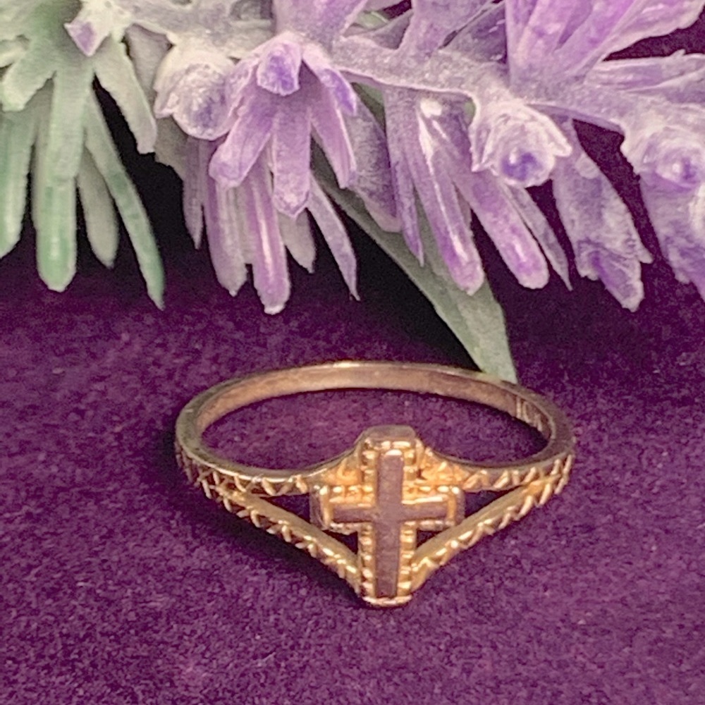 Beautifully detailed 10k Yellow Gold Cross Ring